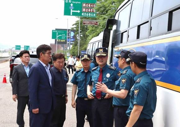 김도형 인천경찰청장dl 강화경찰서와 경력들이 배치된 대북 전단 살포 우려 지역을 방문해 대응 상황을 점검하고 있다. 인천경찰청 제공