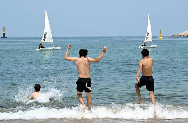 초여름 날씨를 보인 1이 우산 동구 일산해수욕장에서 학생들이 해수욕을 즐기며 더위를 식히고 있다. 울산=오승현 기자