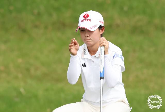그린 경사를 파악하고 있는 황유민. 사진 제공=KLPGA
