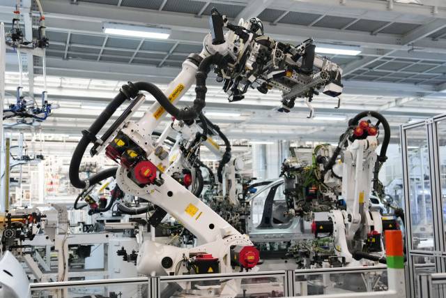 16일 중국 베이징에 위치한 샤오미 자동차 공장에서 로봇이 작업하고 있다. 신화연합