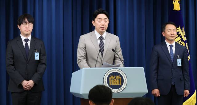 강훈식(가운데) 대통령비서실장이 지난 15일 하정우(왼쪽) AI미래기획수석 선임을 발표하고 있다. /연합뉴스