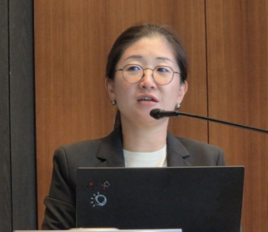 김현정 한국IBM 컨설팅 대표가 17일 서울 영등포구 국제금융센터에서 열린 ‘AI 인사이트 포럼'에서 IBM 기업가치연구소가 시행한 글로벌 CEO 연구 결과를 발표하고 있다. 뉴스1