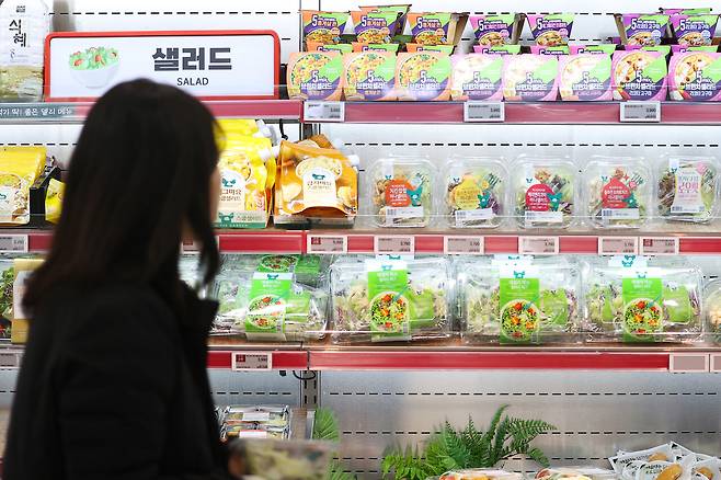 ‘저속노화’ 인기가 뜨거워지자 저속노화 식단을 표방한 식품들이 대형마트를 채웠다. ⓒ연합뉴스