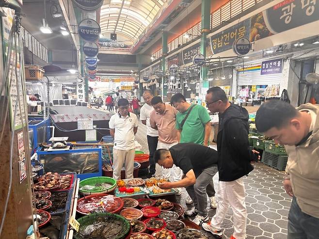 중국 바이어들의 통영시 전통시장 방문 현장 ⓒ통영시