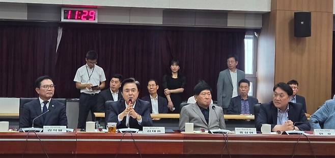 김태흠 충남지사가 29개 기업 대표 등과의 투자협약(MOU)을 체결하며 감사 인사를 하고 있다. ⓒ시사저널