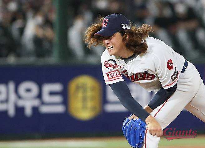 일명 ‘장발 클로저’로 불리던 시절의 롯데 김원중. 사진제공｜롯데 자이언츠