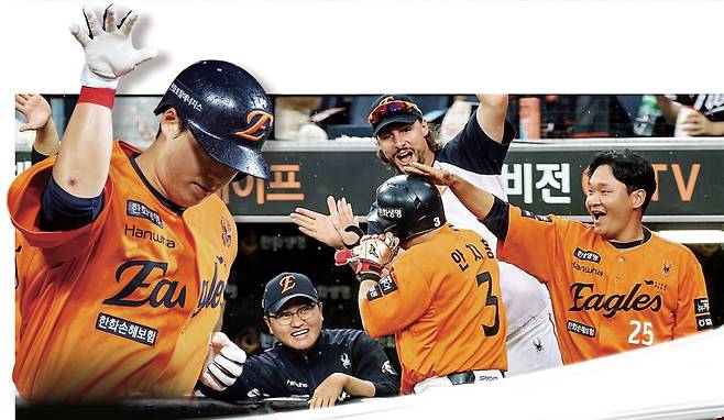 한화 선수들이 15일 대전 LG전에서 4-4로 맞선 5회말 노시환(왼쪽)의 적시타로 5-4 역전하자 득점하고 들어오는 안치홍을 환영하며 기뻐하고 있다. 한화 이글스 제공