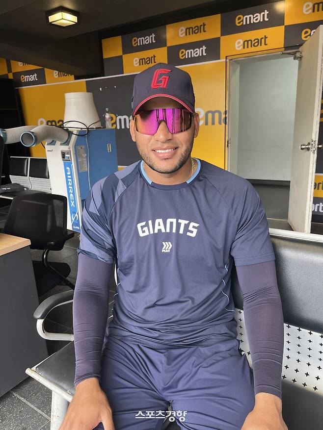 롯데 빅터 레이예스가 인터뷰하며 환히 웃고 있다. 인천 | 김하진 기자