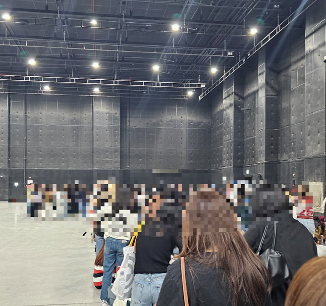 한 스튜디오에서 제이홉의 사전 녹화를 기다리고 있는 팬들. 온라인 커뮤니티 캡처