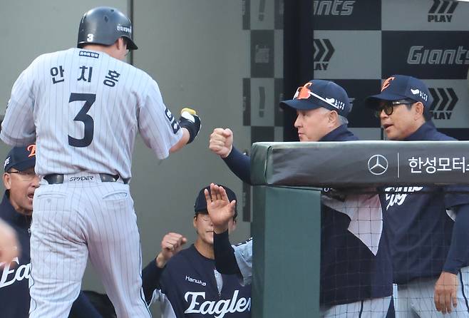 17일 부산 사직야구장에서 열린 롯데전에서 3회 3점 홈런을 친 한화 안치홍을 김경문 한화 감독이 반기고 있다. 연합뉴스