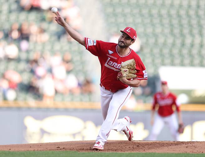 SSG 미치 화이트가 11일 잠실야구장에서 열린 LG전에 선발 등판해 역투하고 있다. 연합뉴스