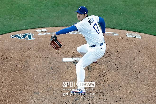 ▲ 오타니 쇼헤이가 663일 만에 투타겸업 선수로 돌아왔다. 오타니는 17일 샌디에이고 파드리스와 홈경기에 1번타자 선발투수로 나와 1이닝 1실점을 기록했다. 1회 실점하며 패전 위기에 놓였지만 스스로 동점 적시타를 치면서 패전 요건을 지웠다.