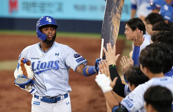 ▲ 강민호(위)와 르윈 디아즈가 홈런을 치고 더그아웃에서 세리머니를 하고 있다 ⓒ 삼성 라이온즈