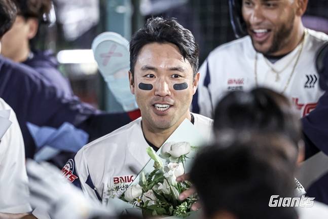 2000안타를 때려내고 더그아웃으로 들어온 전준우. /사진=롯데 자이언츠