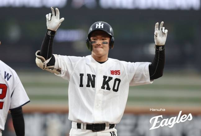 인천고 김지석이 지난 2일 대전 한화생명 볼파크에서 열린 2025 제3회 한화 이글스배 고교·대학 올스타전에서 안타를 치고 세리머니를 하고 있다. /사진=한화 이글스 제공