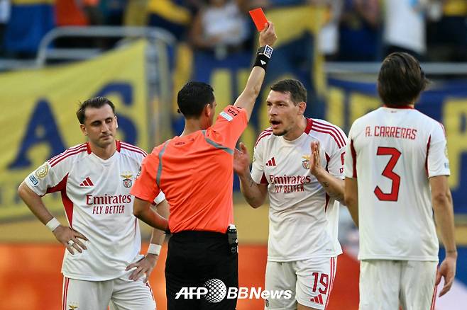 벤피카 공격수 안드레아 벨로티(오른쪽 두 번째)가 16일(한국시간) 미국 마이애미의 하드록스타디움에서 열린 보카 주니어스(아르헨티나)와의 2025 국제축구연맹(FIFA) 클럽 월드컵 조별리그 C조 1차전에서 볼 경합 도중 상대 머리를 발로 가격한 뒤 주심으로부터 레드카드를 받고 있다. /AFPBBNews=뉴스1