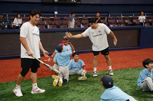 유소년 선수들과 시간을 보내는 임지열(왼쪽)과 송성문. /사진=선수협