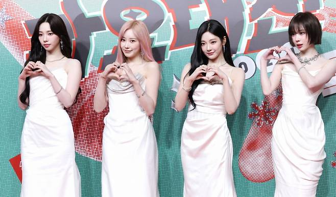 (인천=뉴스1) 권현진 기자 = 에스파 카리나(왼쪽부터)와 지젤, 닝닝, 윈터가 크리스마스인 25일 인천 인스파이어 아레나에서 열린 ‘2024 SBS 가요대전’(이하 ‘가요대전’) 레드카펫 행사에 참석해 포즈를 취하고 있다. 2024.12.25/뉴스1  Copyright (C) 뉴스1. All rights reserved. 무단 전재 및 재배포,  AI학습 이용 금지. /사진=(인천=뉴스1) 권현진 기자