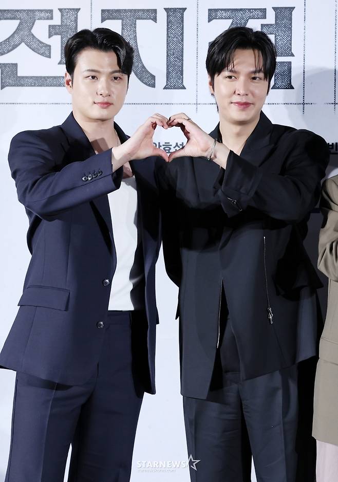 배우 신승호, 이민호가 17일 서울 광진구 롯데시네마 건대입구에서 진행된 영화 '전지적 독자 시점(김병우 감독)' 제작보고회에 참석해 포즈를 취하고 있다. /2025.06.17 /사진=김휘선 hwijpg@