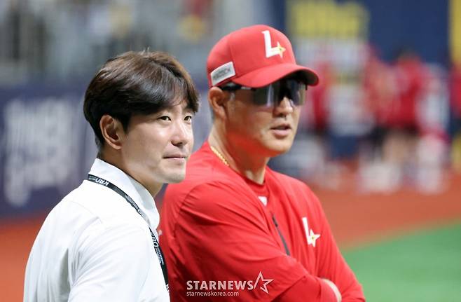 [포토]'불꽃야구' 참가 김재호 해설위원 '오늘은 취재에 집중'