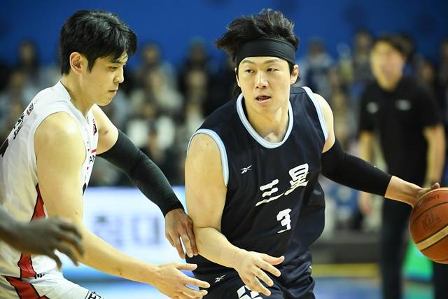 경기에 집중하는 이정현(오른쪽). /사진=KBL 제공
