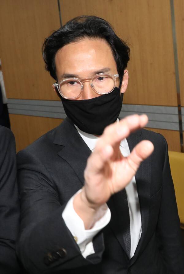 2020년 조 회장은 '하청업체 뒷돈 수수' 혐의로 징역 3년에 집행유예 4년을 받은 바 있다. 사진은 조 회장이 2020년 당시 재판 출석을 위해 서울중앙지법에서 속행 공판 법정으로 가고 있는 모습. 사진=연합뉴스