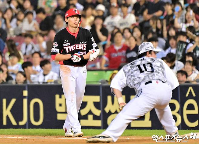 4일 오후 서울 송파구 잠실야구장에서 열린 '2025 신한 SOL Bank KBO리그' KIA 타이거즈와 두산 베어스의 경기, 7회초 KIA 김호령이 내야안타를 날리고 있다. 엑스포츠뉴스 DB