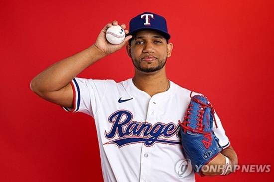 삼성 라이온즈가 기존 외국인 투수 데니 레예스와 결별한 뒤 텍사스 레인저스 출신 우완 파이어볼러 거슨 가라비토 영입에 근접한 것으로 알려졌다. 연합뉴스