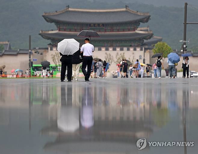 소나기가 그린 그림 (서울=연합뉴스) 김도훈 기자 = 서울 지역에 소나기가 내린 16일 서울 광화문광장에 고인 빗물 위로 광화문과 우산을 쓴 시민의 모습이 비치고 있다. 2025.6.16 superdoo82@yna.co.kr