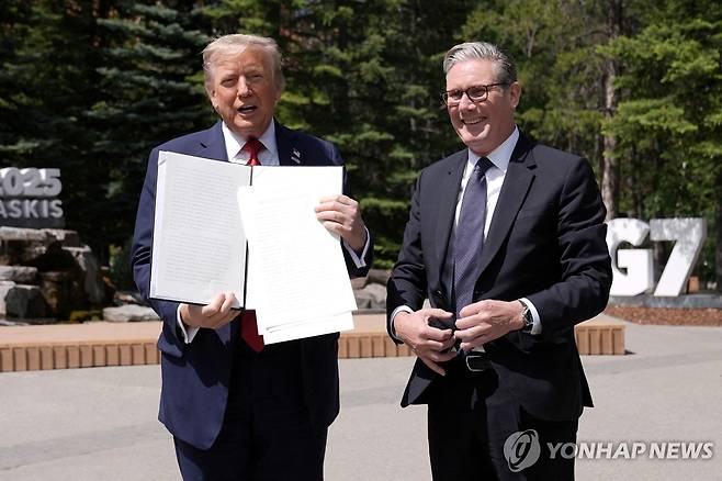 도널드 트럼프 미국 대통령(왼쪽)과 키어 스타머 영국 총리 [로이터=연합뉴스. 재판매 및 DB 금지]
