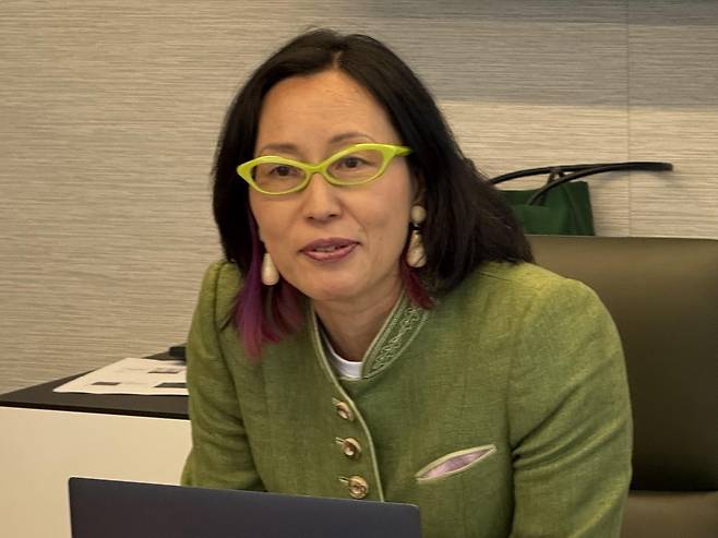 간담회 발언하는 이소영 관장 (뉴욕=연합뉴스) 이지헌 특파원 = 미 샌프란시스코 아시안 아트 뮤지엄의 이소영 신임 관장이 16일(현지시간) 미국 뉴욕 맨해튼에서 열린 기자간담회를 열고 미술관 운영 방향을 소개하고 있다. 2025.6.16 pan@yna.co.kr