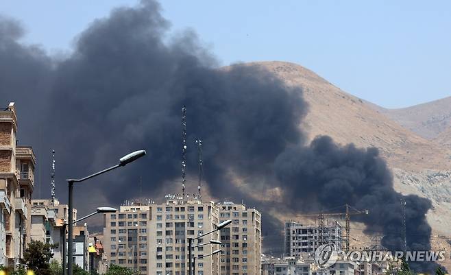 이스라엘의 공격으로 연기가 피어오르는 이란 테헤란 [EPA=연합뉴스 자료사진. 재판매 및 DB 금지]