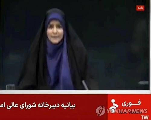 생방송 중 닥친 폭격에 대피하는 이란 국영방송 IRIB의 사하르 에마미 앵커 [AP 연합뉴스 자료사진. 재판매 및 DB 금지]