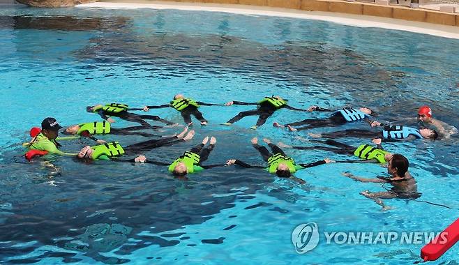 생존수영 교육 [연합뉴스 자료사진]