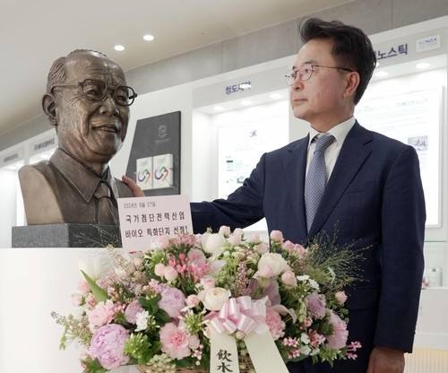춘천바이오산업진흥원에 마련된 고 배계섭 전 춘천시장 기념관을 찾은 육동한 시장 [연합뉴스 자료사진]