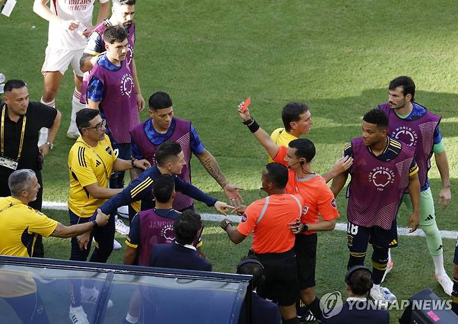 레드카드를 받는 보카 주니어스의 안데르 에레라 [로이터=연합뉴스]