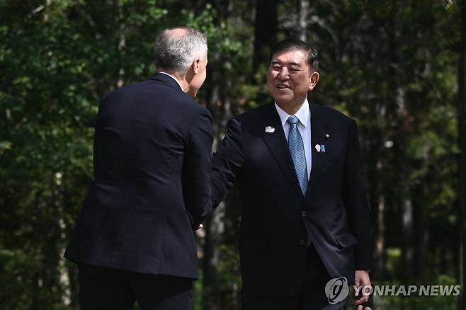 G7 정상회의 참석한 이시바 시게루 일본 총리(오른쪽) [AFP=연합뉴스. 재판매 및 DB 금지]