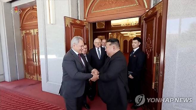 6월4일 김정은 위원장을 접견한 러 안보수장 (서울=연합뉴스) 김정은 북한 국무위원장이 지난 4일 당 중앙위원회 본부청사에서 푸틴 러시아 대통령의 위임을 받아 방북한 세르게이 쇼이구 러시아 안전이사회 서기장을 접견했다고 조선중앙TV가 5일 보도했다. [조선중앙TV화면] 2025.6.5 
    [국내에서만 사용가능. 재배포 금지. For Use Only in the Republic of Korea. No Redistribution] nkphoto@yna.co.kr