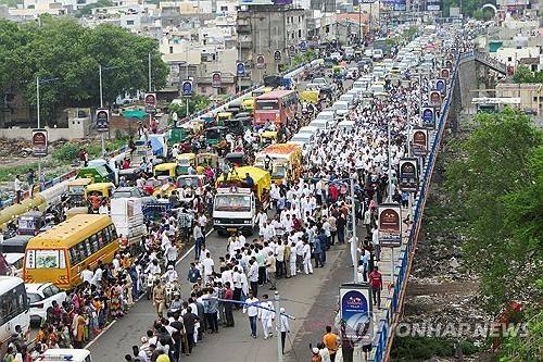 인도 여객기 추락 사고 희생자 장례 행렬 [로이터 연합뉴스. 재판매 및 DB 금지]