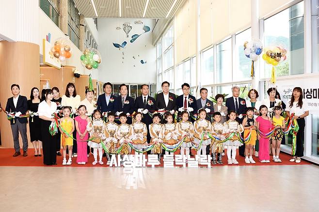 사상마루 들락날락 개관식 17일 열린 사상마루 들락날락 개관식에서 박형준 부산시장, 조병길 사상구청장 등이 테이프 커팅을 하고 있다. [부산 사상구 제공. 재판매 및 DB 금지]