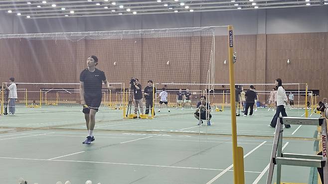 안세영의 훈련을 뒤에서 지켜보는 박주봉 감독 [촬영 설하은]