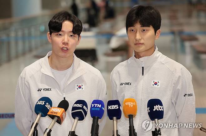 우승 소감 밝히는 서승재-김원호 (영종도=연합뉴스) 김인철 기자 = 세계배드민턴연맹(BWF) 월드투어 슈퍼 1000 인도네시아오픈 남자 복식에서 금메달을 획득한 서승재(왼쪽)와 김원호가 9일 인천국제공항 제2여객터미널로 귀국한 뒤 인터뷰하고 있다. 2025.6.9 yatoya@yna.co.kr