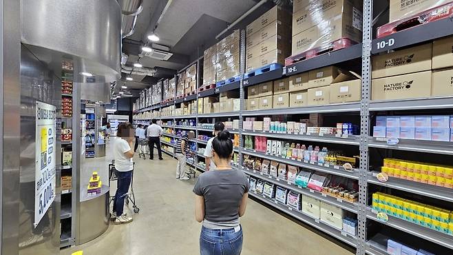 국내 첫 '창고형 약국' 내부 모습 [촬영 이우성]