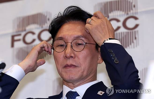 김민석 국무총리 후보자 외신기자 간담회 (서울=연합뉴스) 신현우 기자 = 김민석 국무총리 후보자가 17일 서울 중구 한국프레스센터에서 열린 외신기자 간담회에 참석해 머리를 넘기고 있다. 2025.6.17 [공동취재] nowwego@yna.co.kr