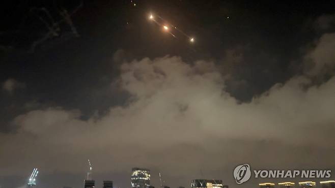 이스라엘 텔아비브 상공의 미사일 섬광  [로이터=연합뉴스 자료사진. 재판매 및 DB 금지]