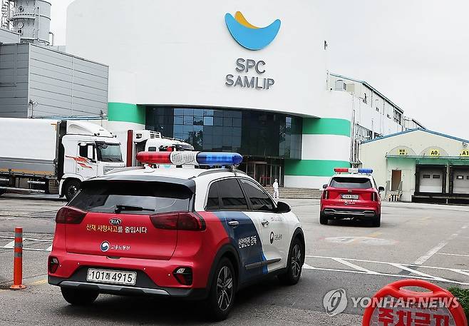 압수수색 진행 중인 SPC삼립 시화공장 (시흥=연합뉴스) 홍기원 기자 = 지난달 19일 SPC삼립 시화공장에서 근로자가 기계에 끼어 숨진 사고와 관련, 수사당국이 SPC에 대한 강제수사에 착수했다. 경기 시흥경찰서와 고용노동부 성남지청은 17일 오전 서울시 서초구 SPC삼립 본사와 시흥시 소재 시화공장에 대한 압수수색에 돌입했다.  사진은 17일 압수수색이 진행 중인 경기도 시흥시 SPC삼립 시화공장 모습. 2025.6.17 xanadu@yna.co.kr