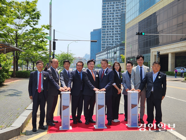 18일 ‘경원재 바이 워커힐’ 브랜드 론칭 리셉션 행사 참석자들이 기념촬영을 하고 있다. 2025.06.18 /유진주 기자 yoopearl@kyeongin.com