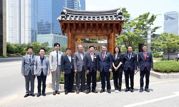 18일 ‘경원재 바이 워커힐’ 브랜드 론칭 리셉션 행사 참석자들이 기념촬영을 하고 있다. 2025.06.18 /인천경제자유구역청 제공