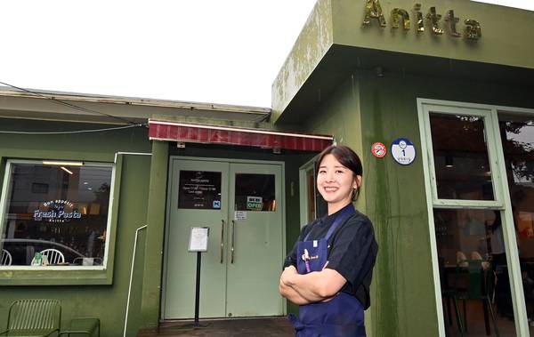 조아름 셰프가 제주 한림읍에 위치한 자신의 가게 ‘아니따파스타’에서 포즈를 취하고 있다. 2025.6.12 /김용국기자 yong@kyeongin.com