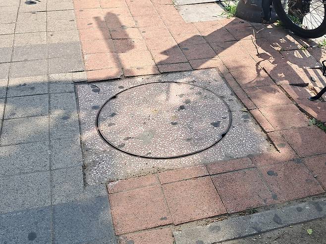 ▲&nbsp;수원 한 인도에 설치된 콘크리트 맨홀 뚜껑